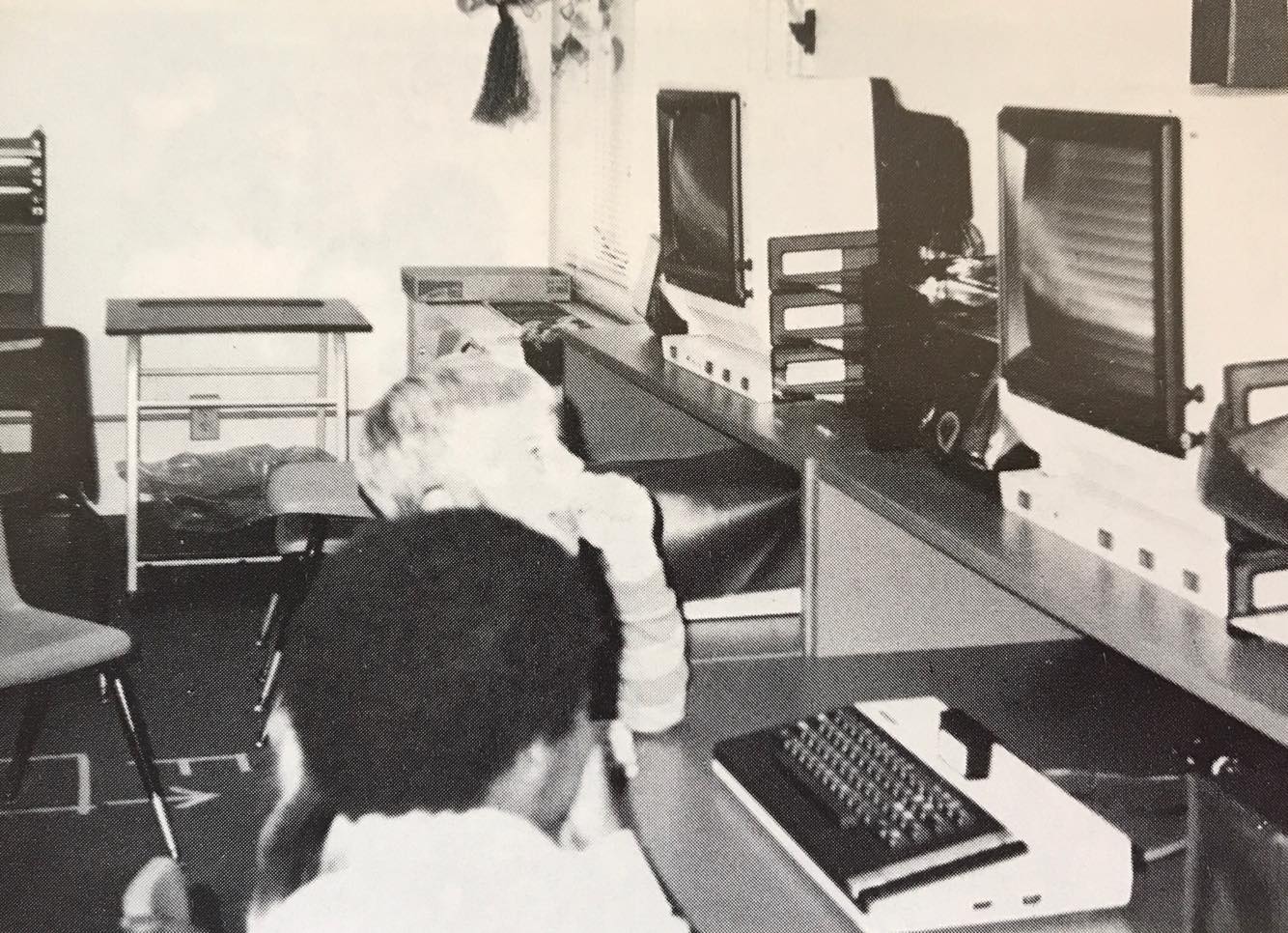 Gloria Dei Lutheran School computer lab, kids at computers